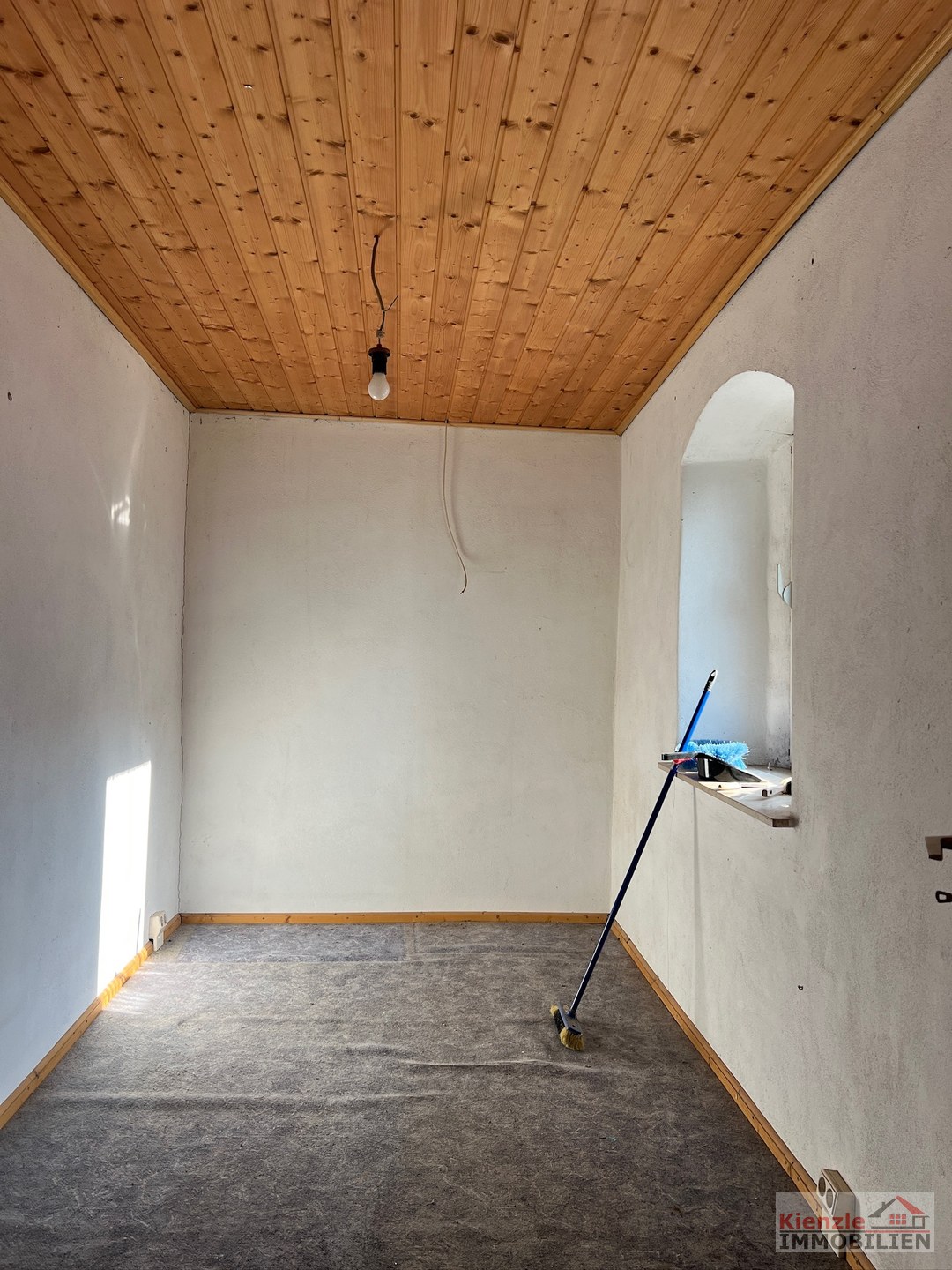 Einfamilienhaus mit Doppelgarage und Terrasse in Gävernitz – Sanierungsobjekt mit Potenzial