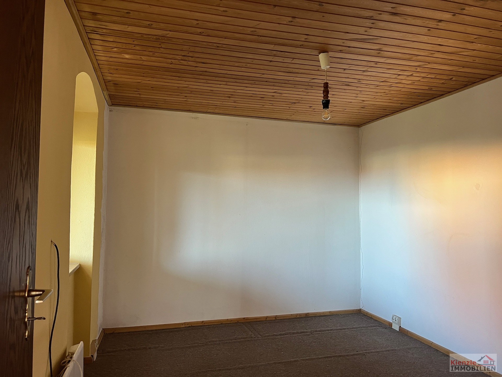 Einfamilienhaus mit Doppelgarage und Terrasse in Gävernitz – Sanierungsobjekt mit Potenzial