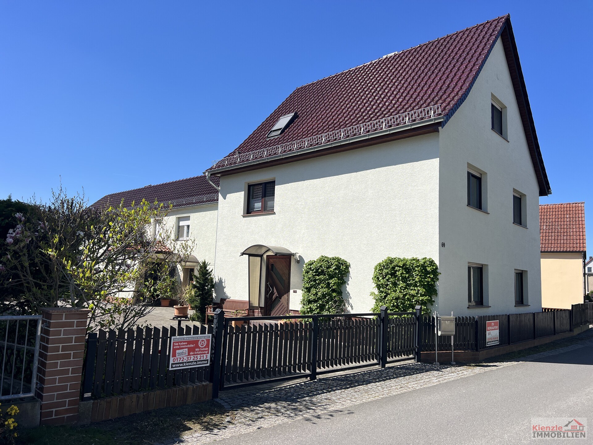 Großes Wohnanwesen mit Haupthaus, Nebenwohnung, Nebengelass und Garagen - sofort beziehbar