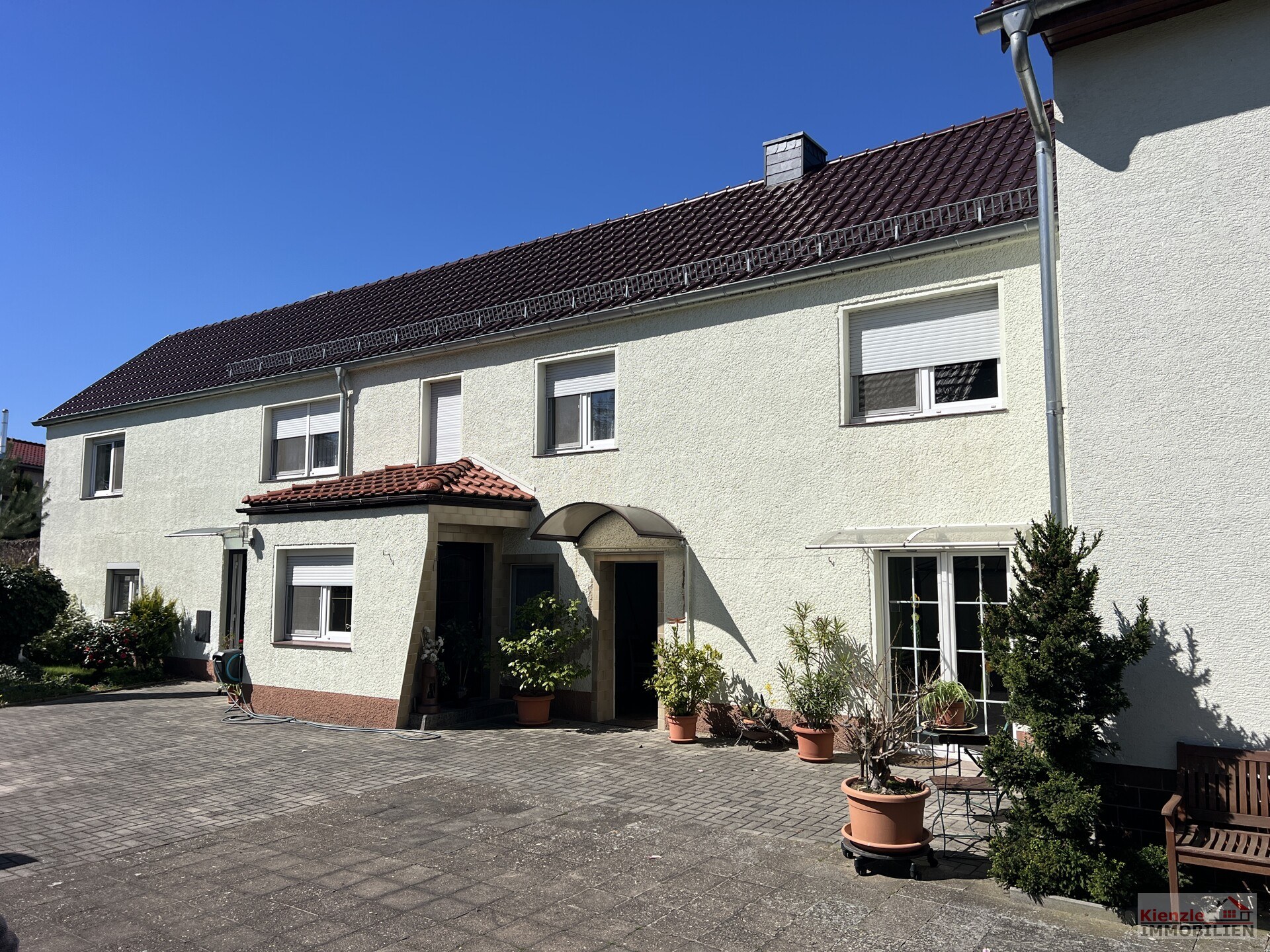 Großes Wohnanwesen mit Haupthaus, Nebenwohnung, Nebengelass und Garagen - sofort beziehbar