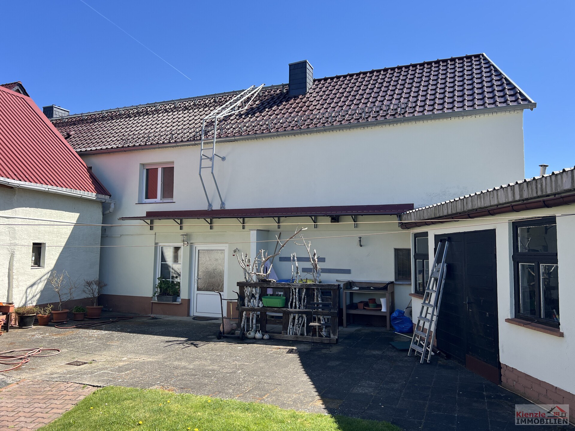Großes Wohnanwesen mit Haupthaus, Nebenwohnung, Nebengelass und Garagen - sofort beziehbar