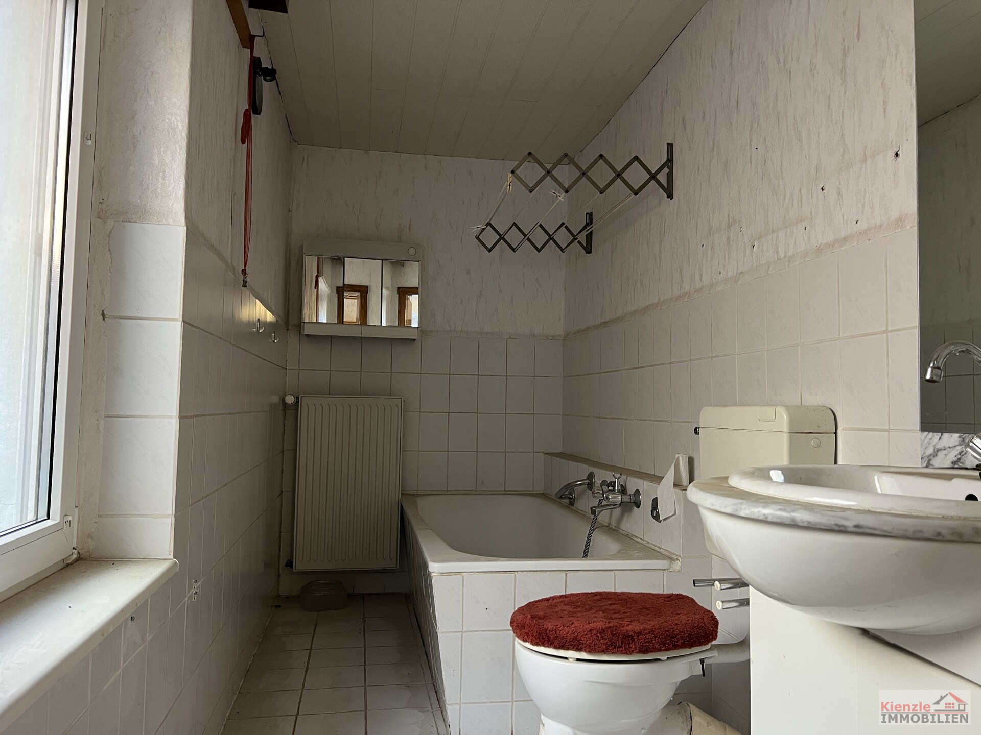 Großes Wohnanwesen mit Haupthaus, Nebenwohnung, Nebengelass und Garagen - sofort beziehbar