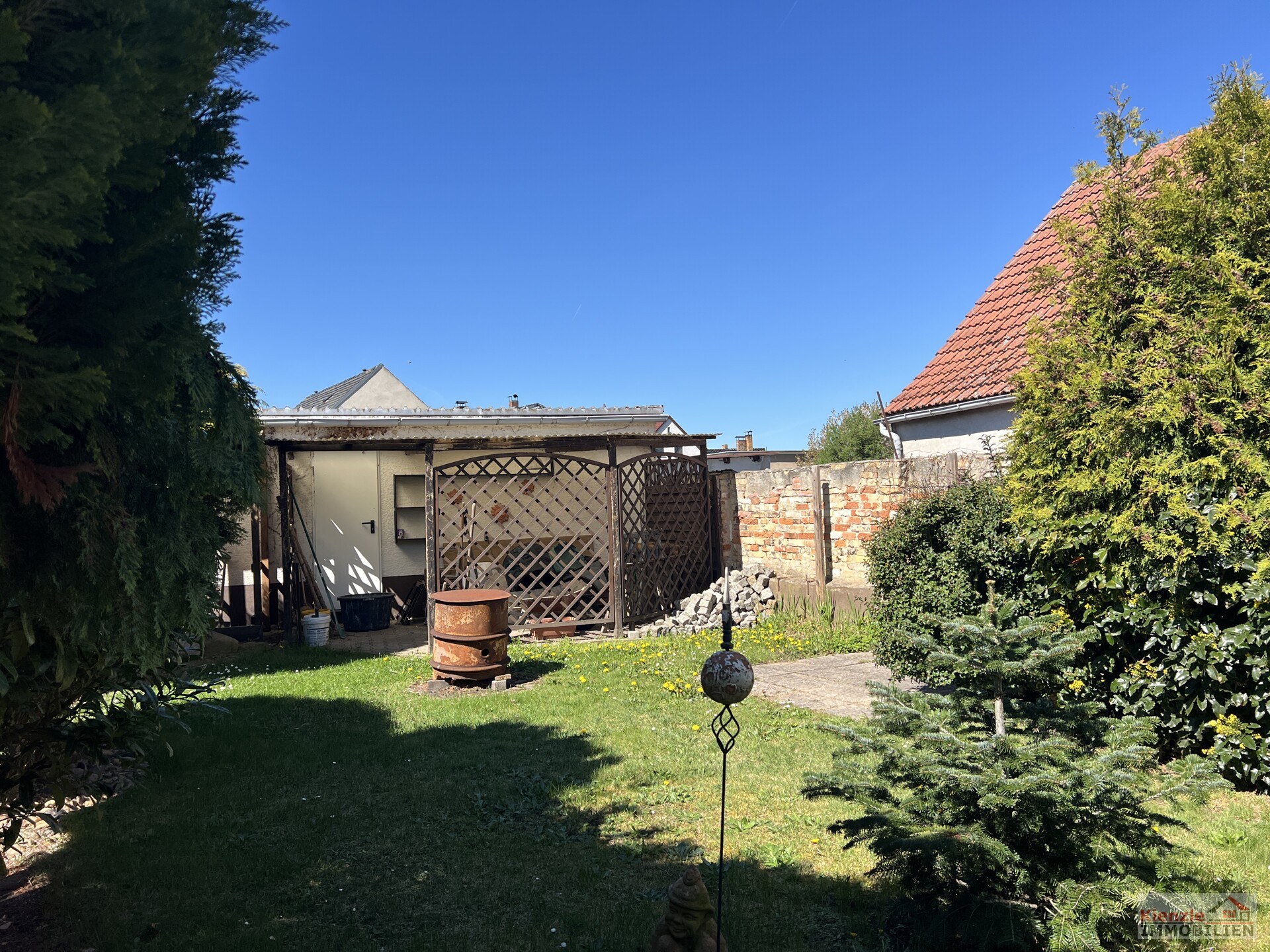Großes Wohnanwesen mit Haupthaus, Nebenwohnung, Nebengelass und Garagen - sofort beziehbar
