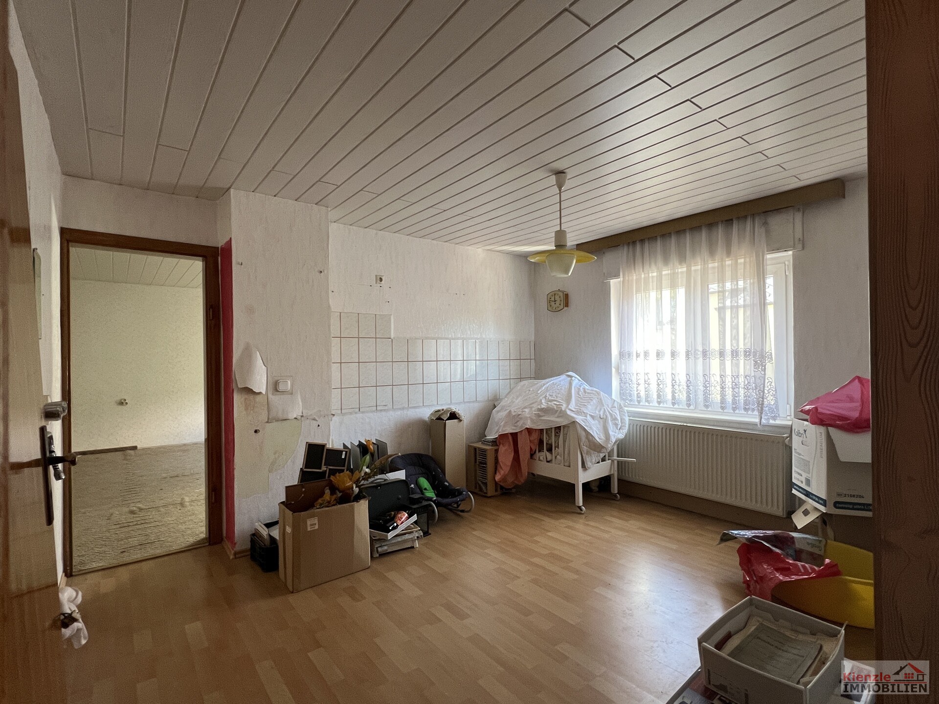 Großes Wohnanwesen mit Haupthaus, Nebenwohnung, Nebengelass und Garagen - sofort beziehbar