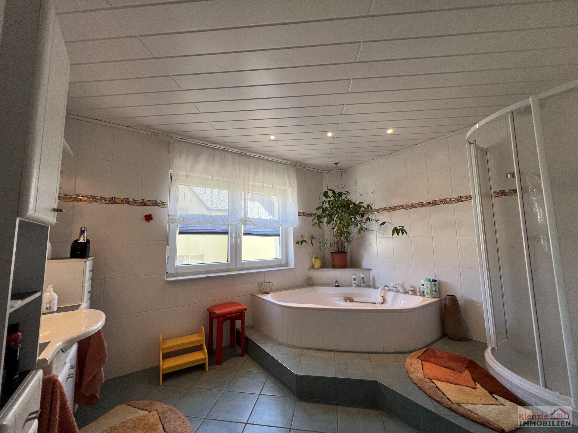 Großes Wohnanwesen mit Haupthaus, Nebenwohnung, Nebengelass und Garagen - sofort beziehbar