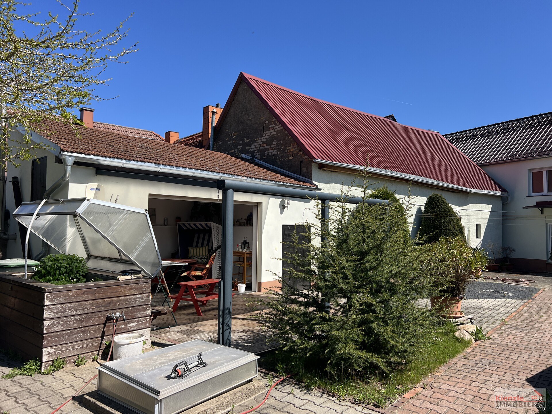 Großes Wohnanwesen mit Haupthaus, Nebenwohnung, Nebengelass und Garagen - sofort beziehbar