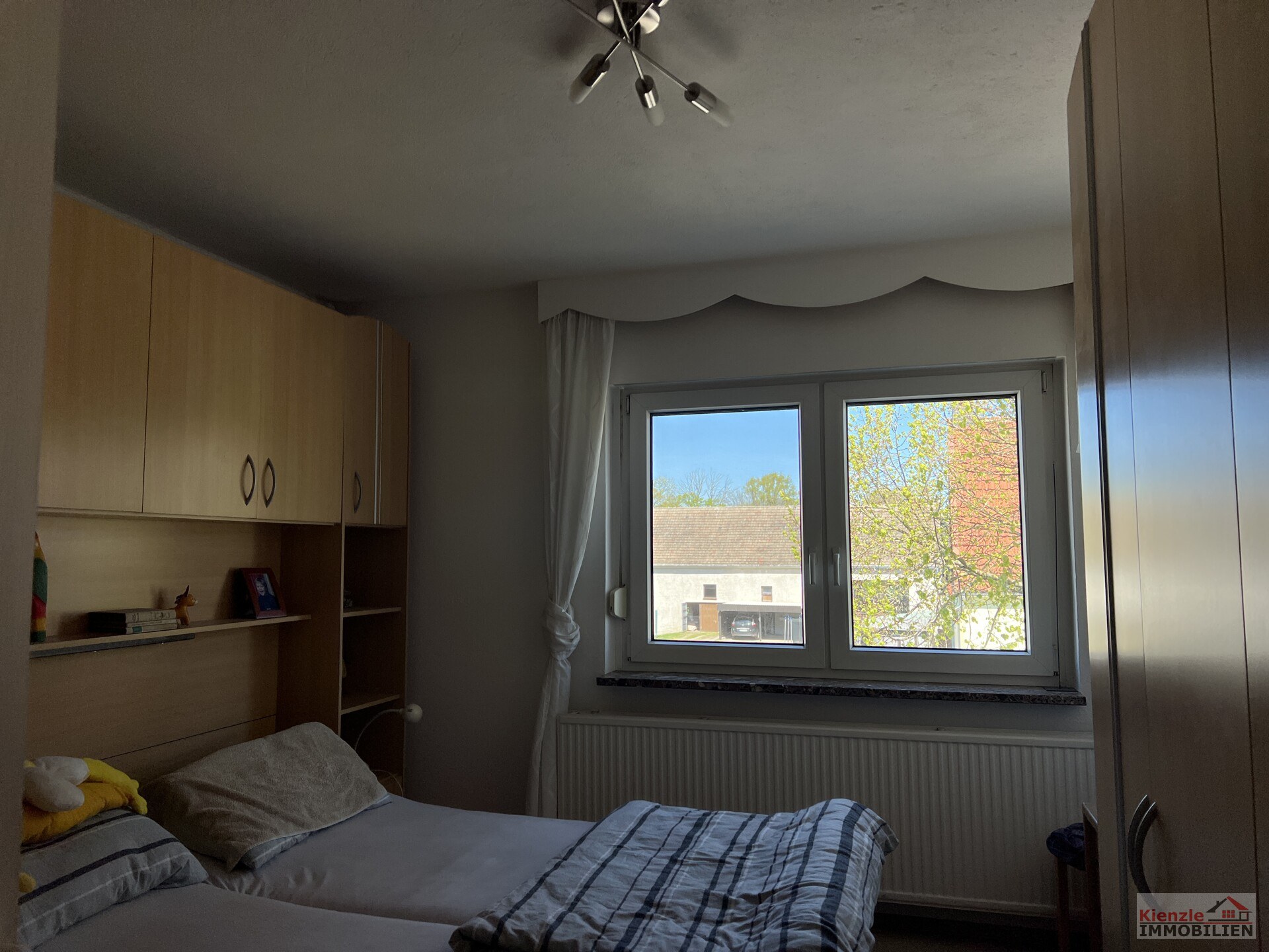 Großes Wohnanwesen mit Haupthaus, Nebenwohnung, Nebengelass und Garagen - sofort beziehbar
