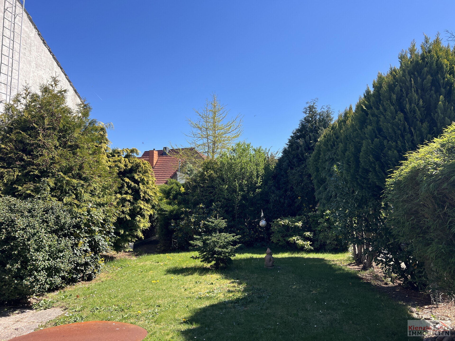 Großes Wohnanwesen mit Haupthaus, Nebenwohnung, Nebengelass und Garagen - sofort beziehbar