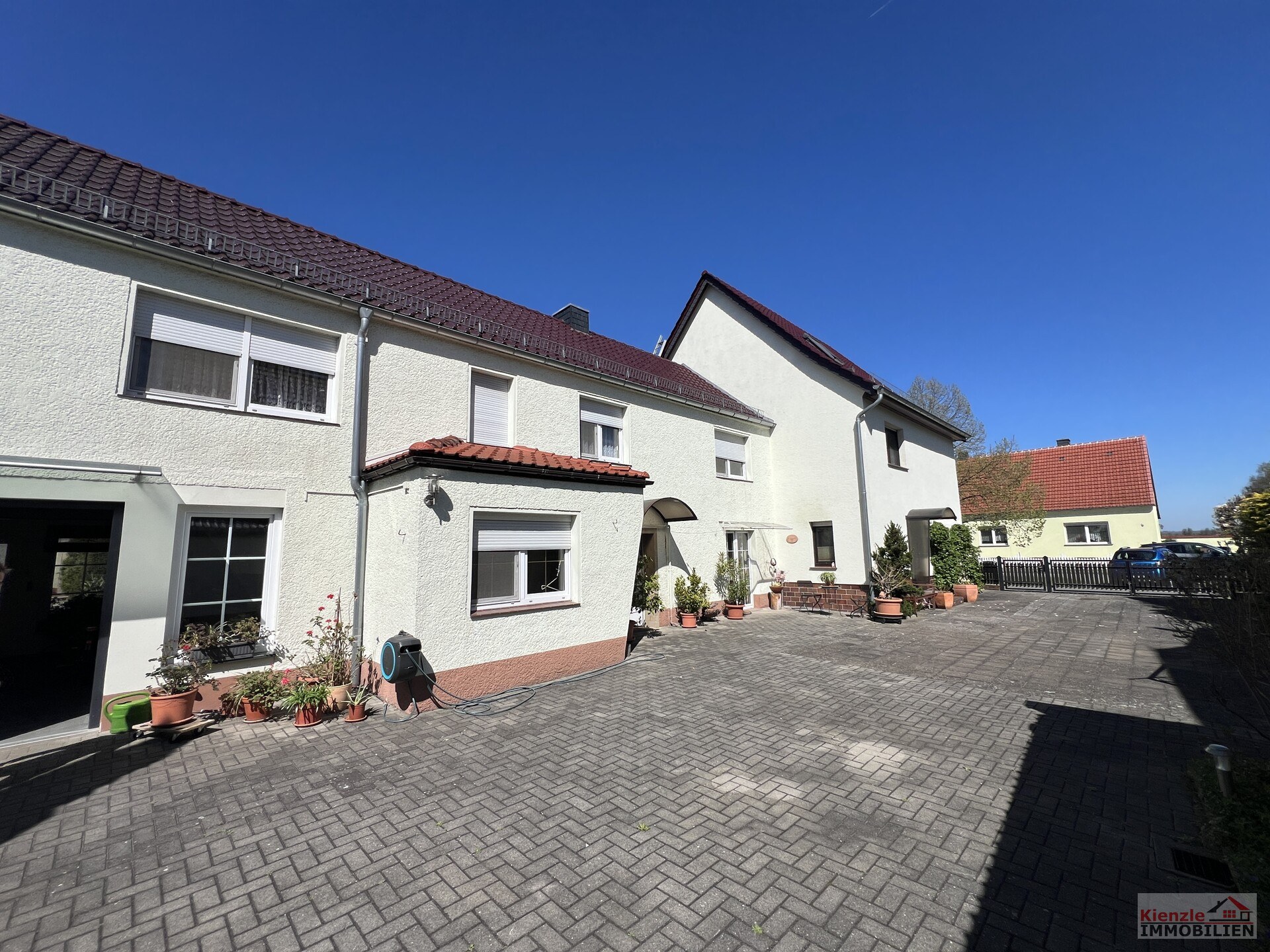 Großes Wohnanwesen mit Haupthaus, Nebenwohnung, Nebengelass und Garagen - sofort beziehbar