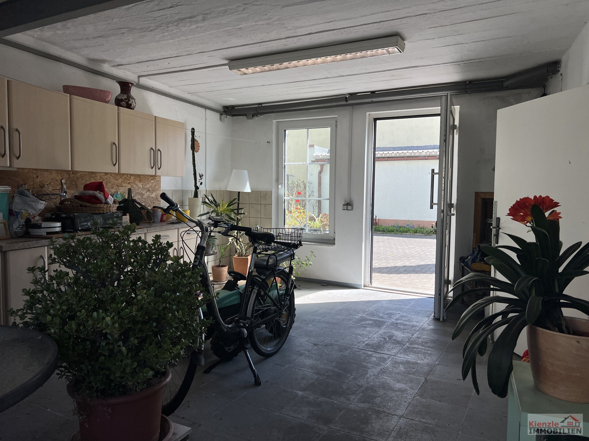 Großes Wohnanwesen mit Haupthaus, Nebenwohnung, Nebengelass und Garagen - sofort beziehbar