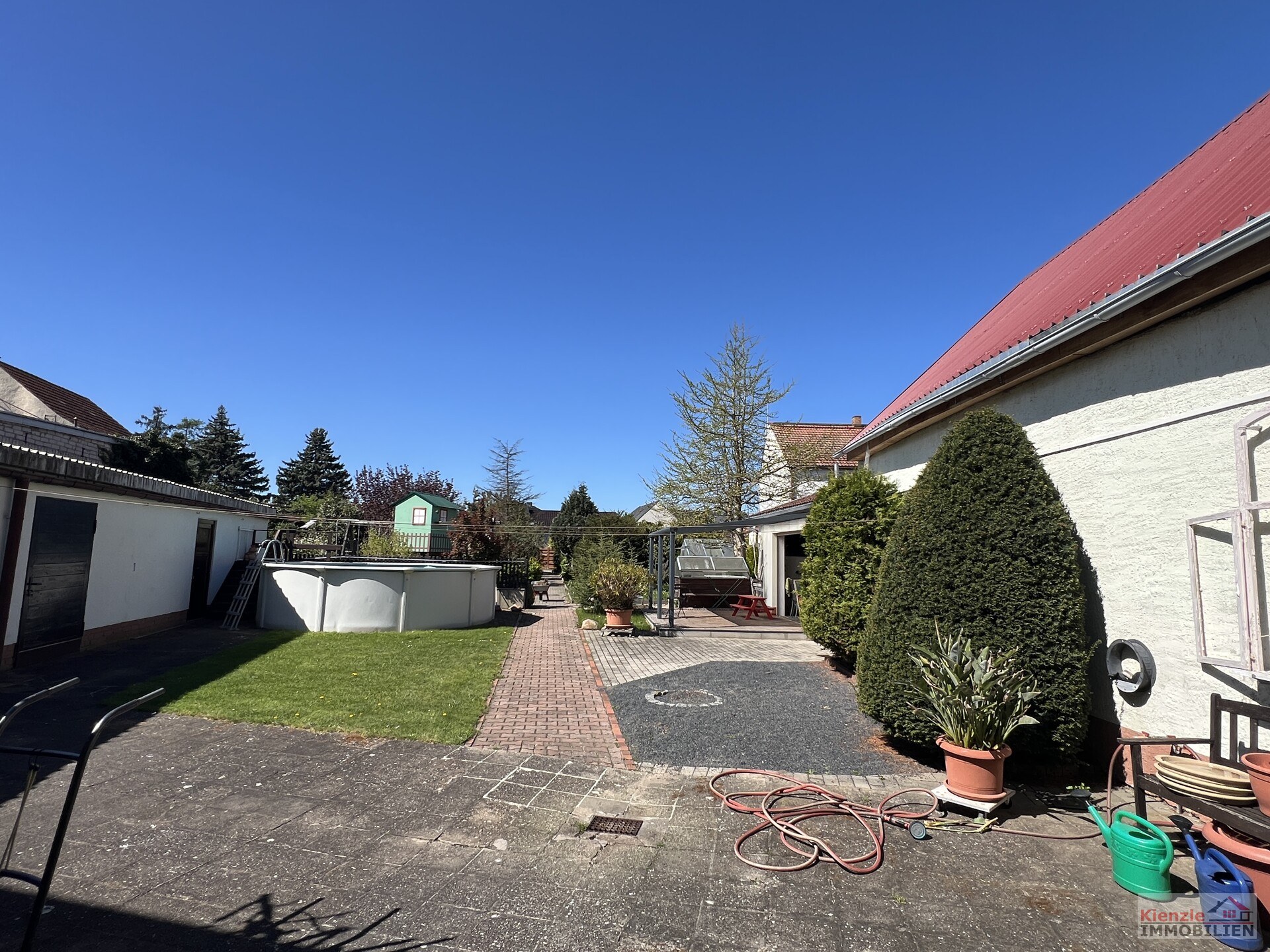 Großes Wohnanwesen mit Haupthaus, Nebenwohnung, Nebengelass und Garagen - sofort beziehbar
