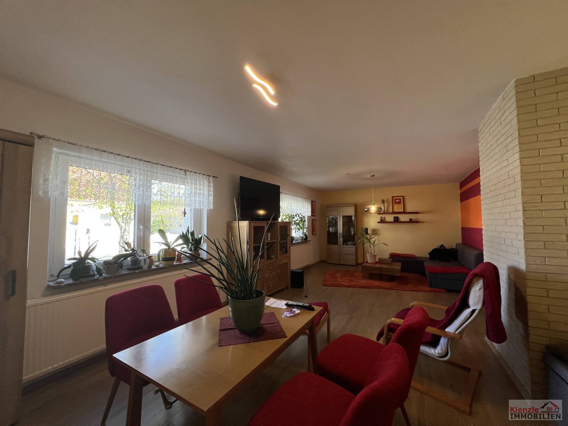 Großes Wohnanwesen mit Haupthaus, Nebenwohnung, Nebengelass und Garagen - sofort beziehbar