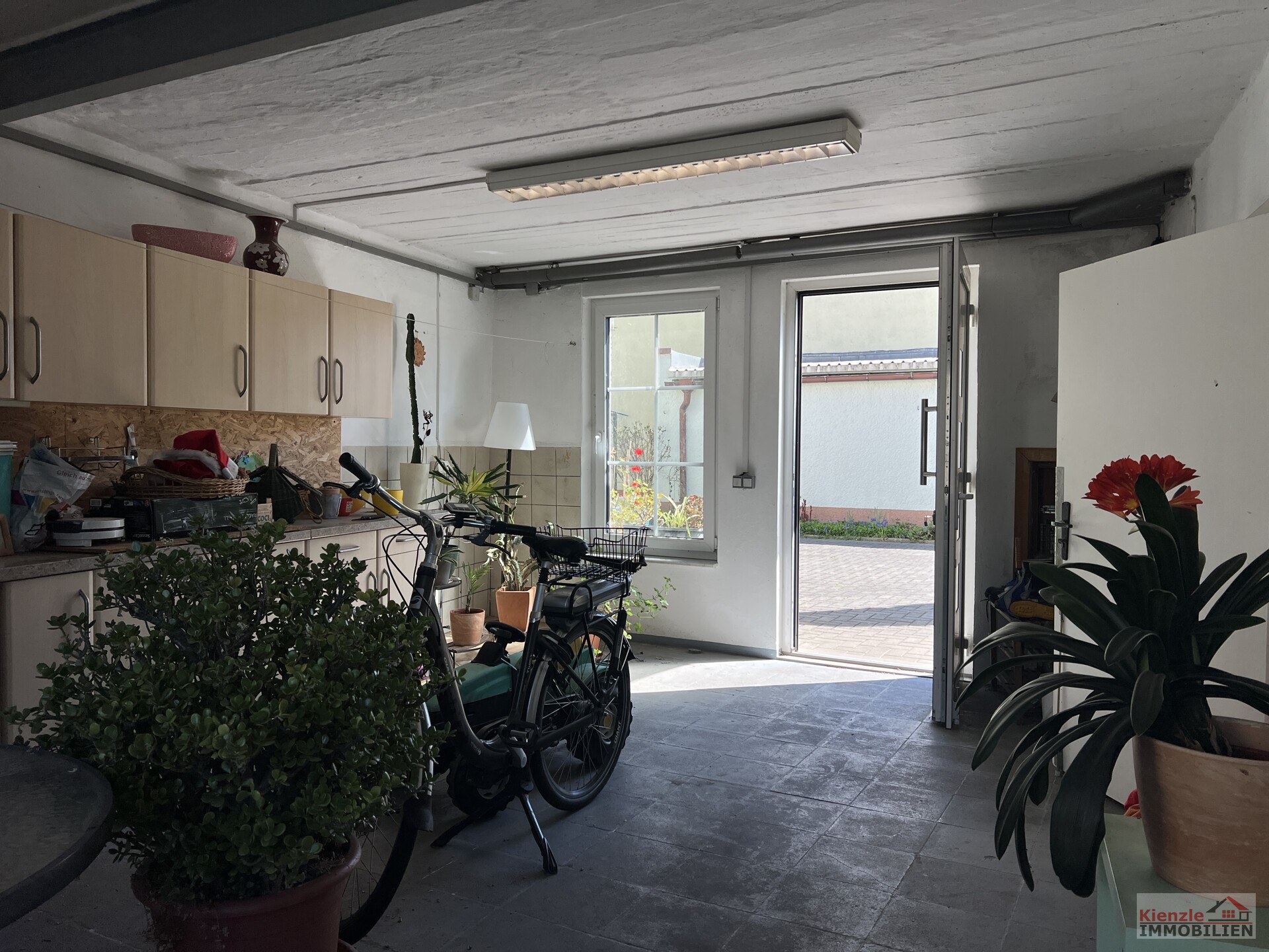 Großes Wohnanwesen mit Haupthaus, Nebenwohnung, Nebengelass und Garagen - sofort beziehbar