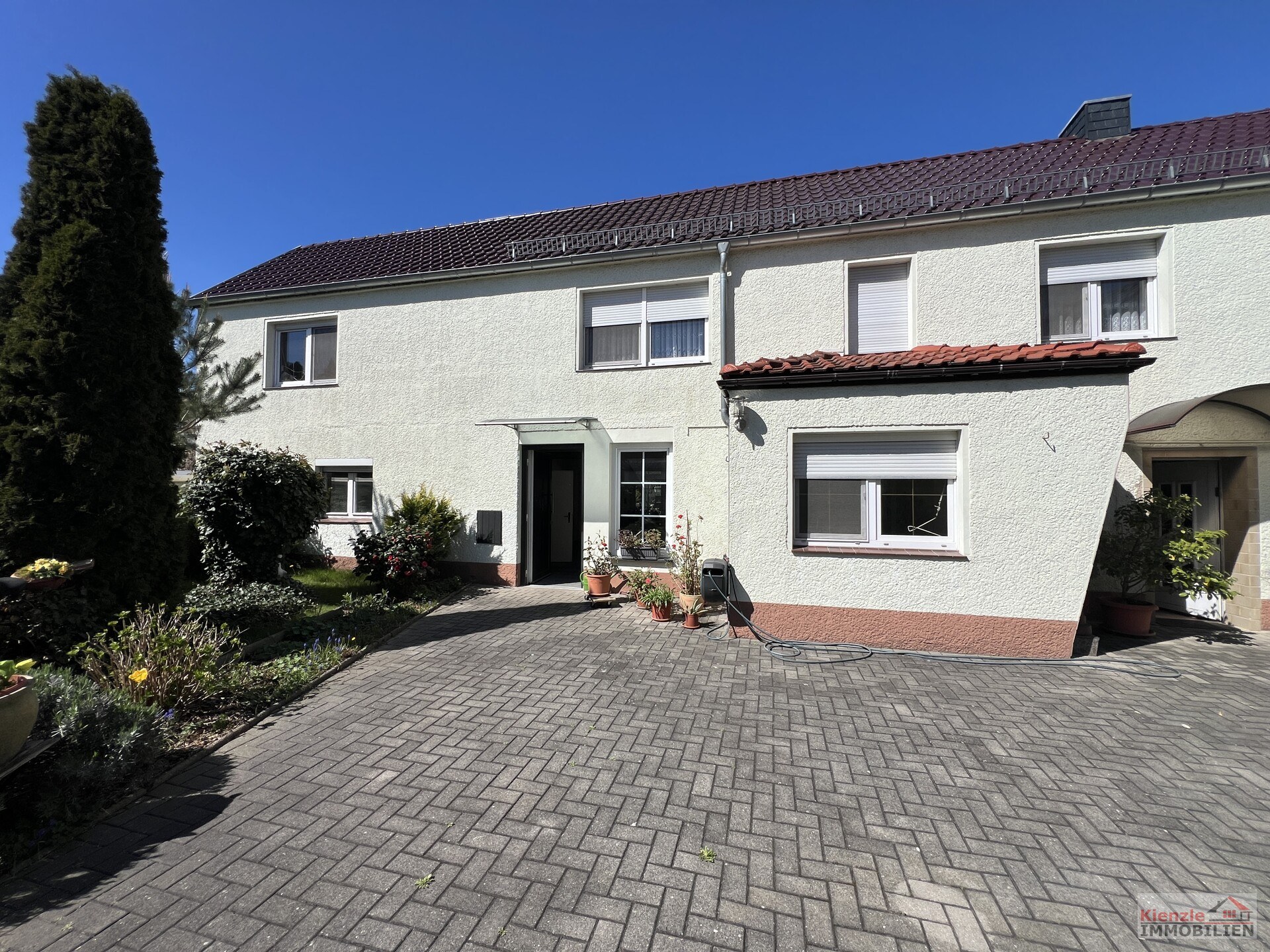 Großes Wohnanwesen mit Haupthaus, Nebenwohnung, Nebengelass und Garagen - sofort beziehbar