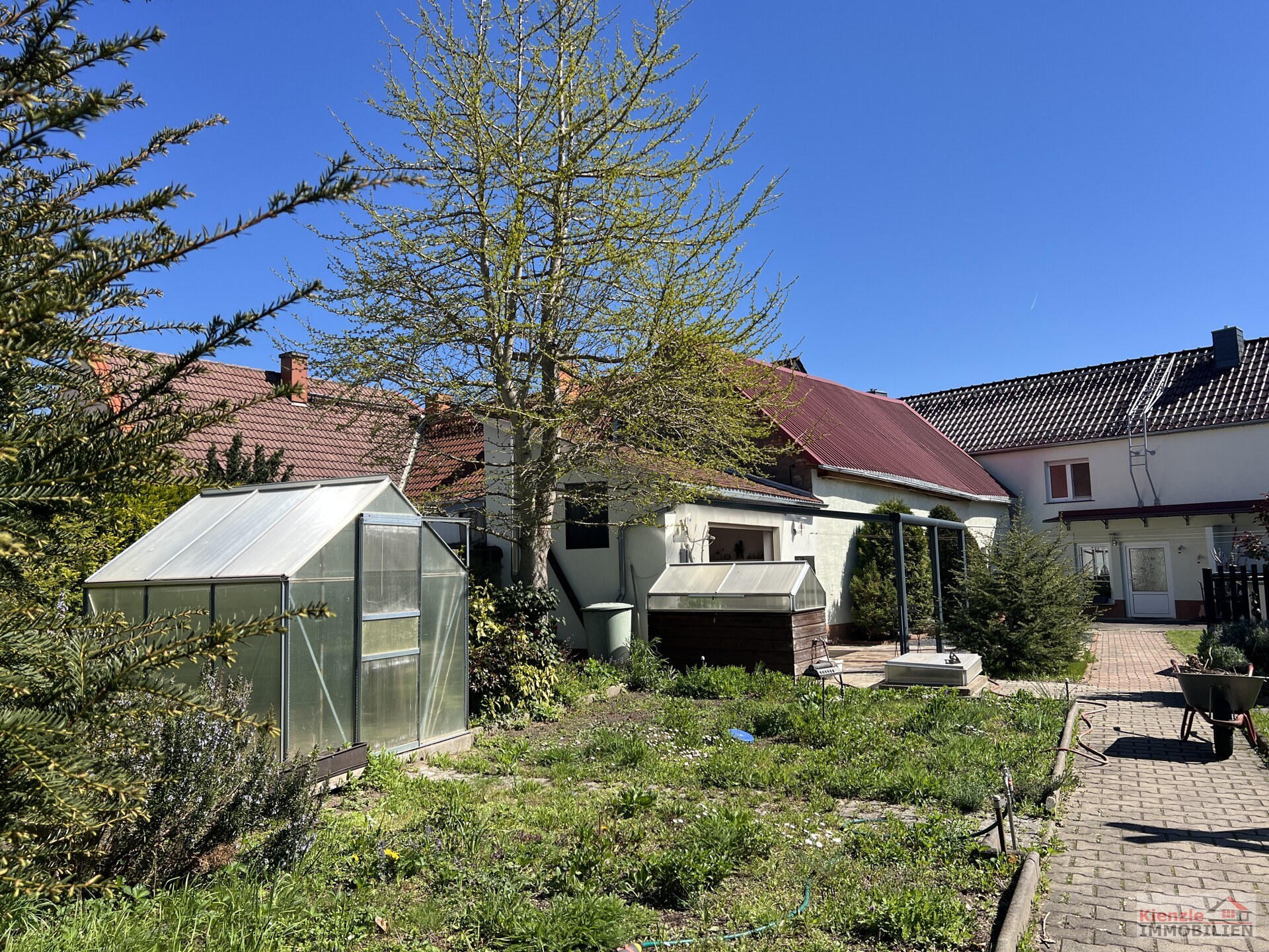 Großes Wohnanwesen mit Haupthaus, Nebenwohnung, Nebengelass und Garagen - sofort beziehbar