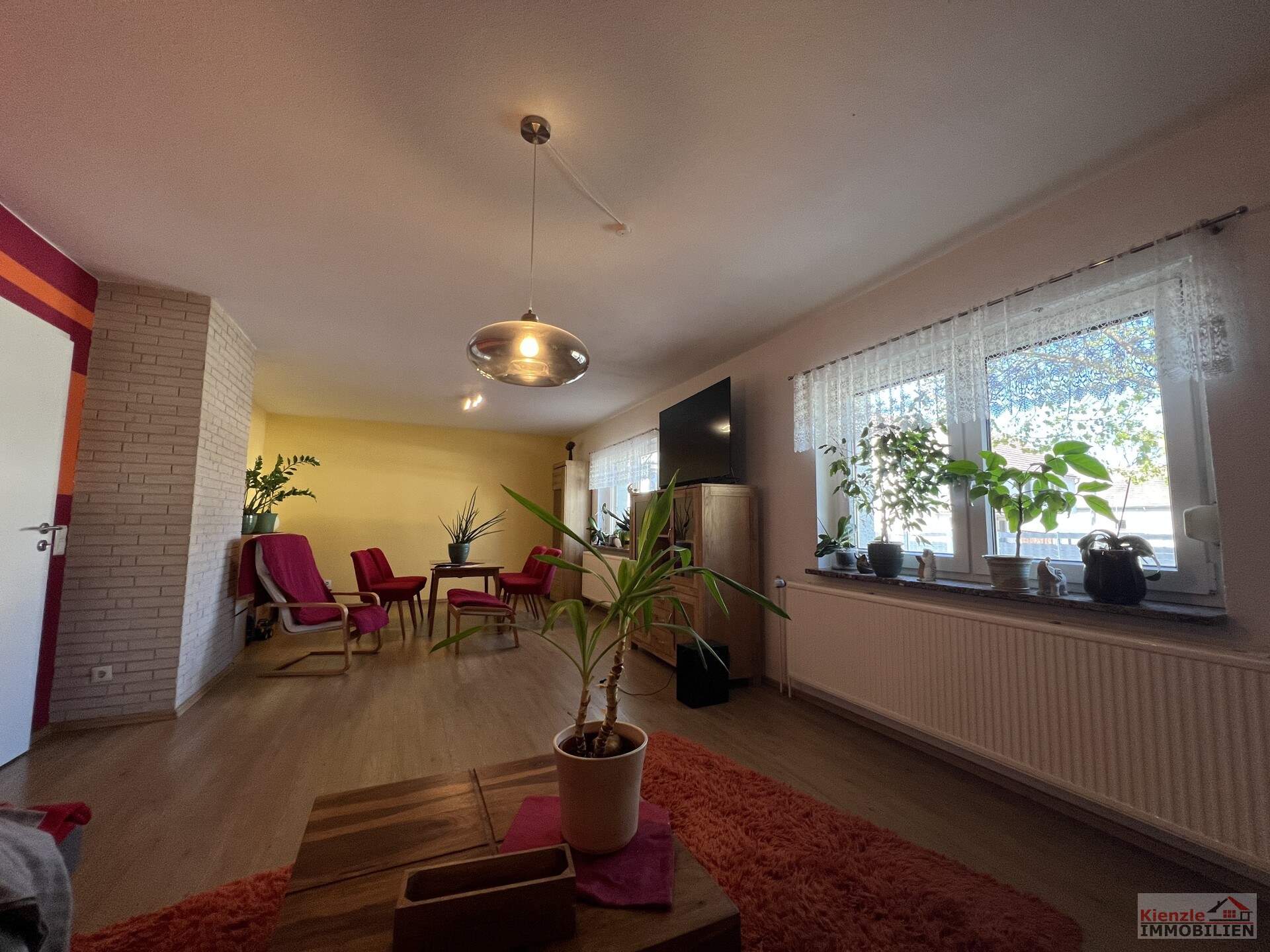Großes Wohnanwesen mit Haupthaus, Nebenwohnung, Nebengelass und Garagen - sofort beziehbar