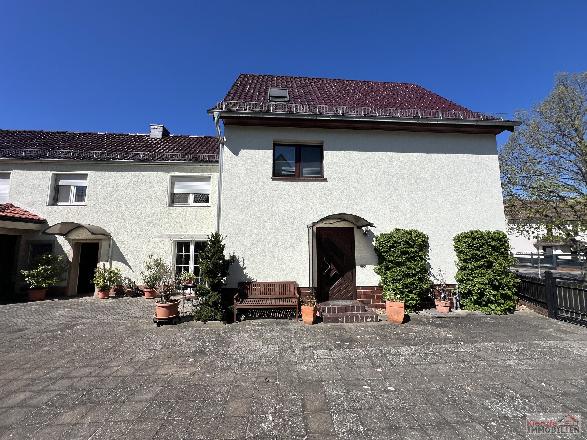 Großes Wohnanwesen mit Haupthaus, Nebenwohnung, Nebengelass und Garagen - sofort beziehbar