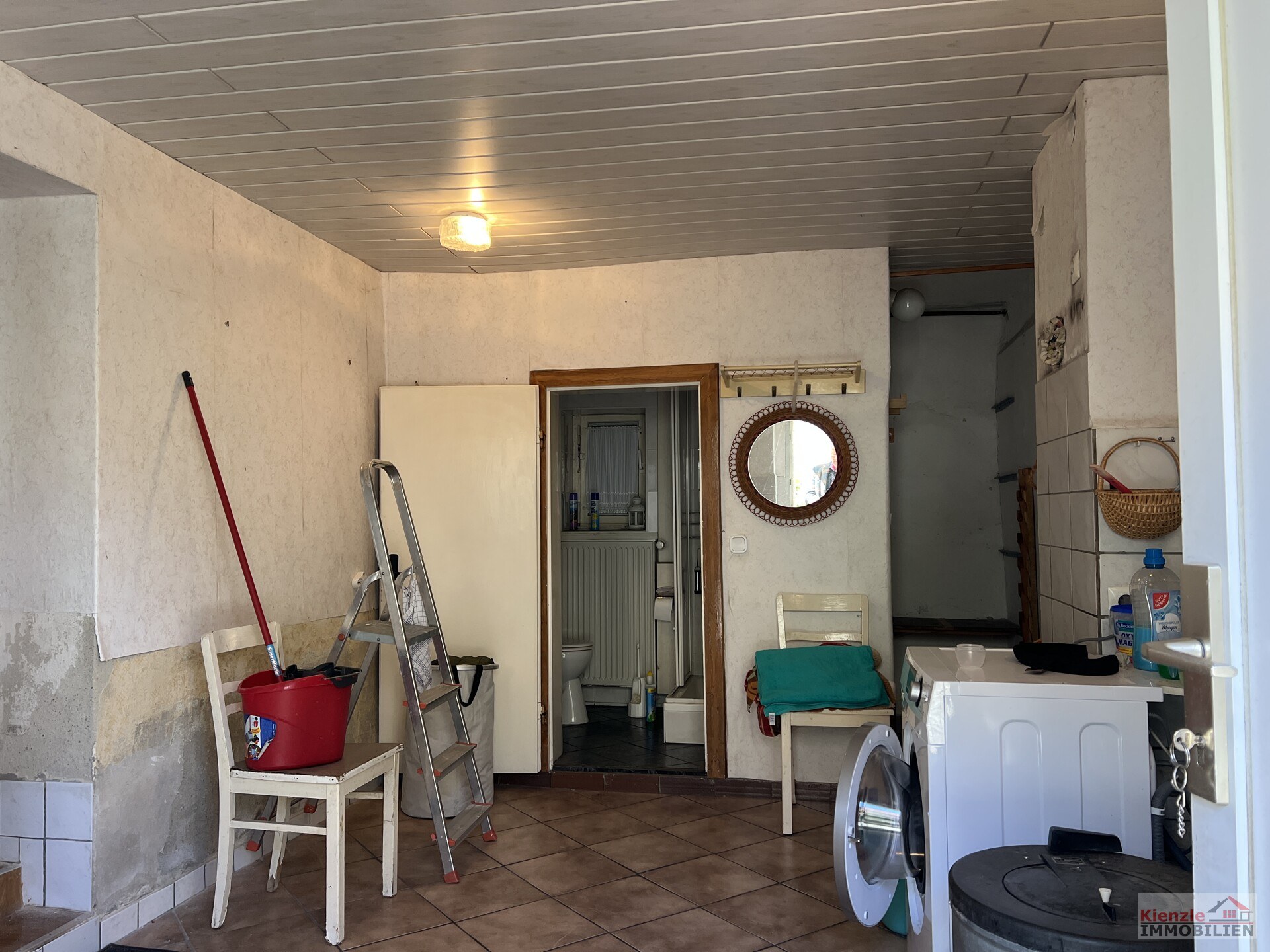Großes Wohnanwesen mit Haupthaus, Nebenwohnung, Nebengelass und Garagen - sofort beziehbar