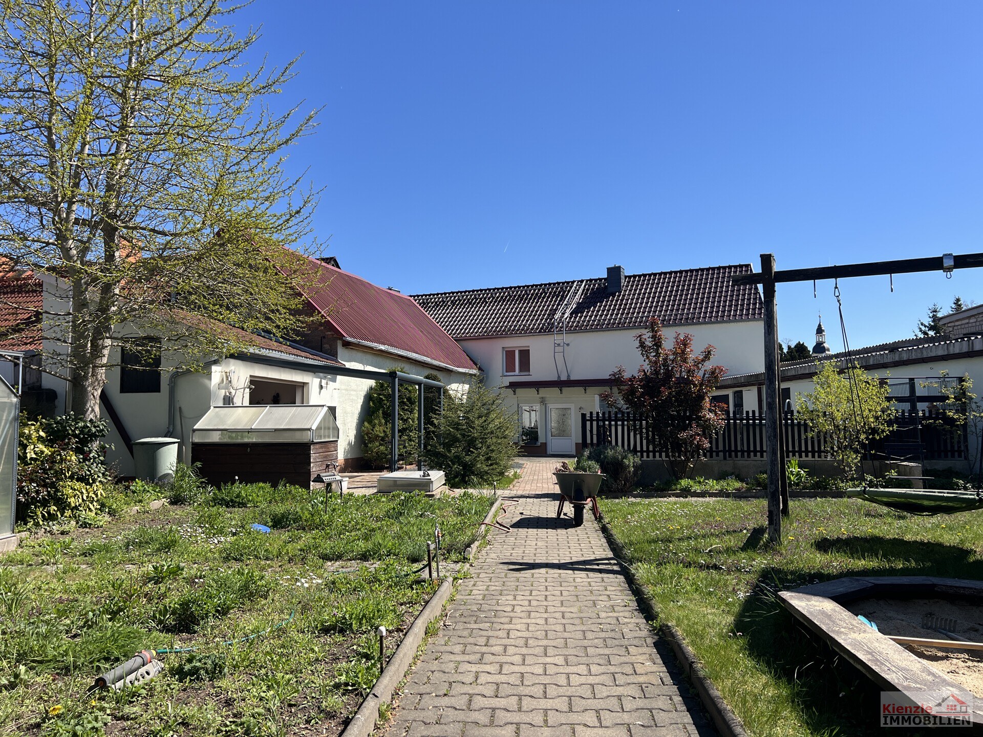 Großes Wohnanwesen mit Haupthaus, Nebenwohnung, Nebengelass und Garagen - sofort beziehbar