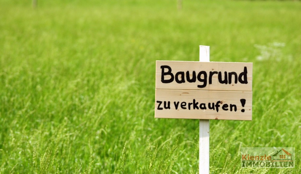 flach begrüntes Grundstück