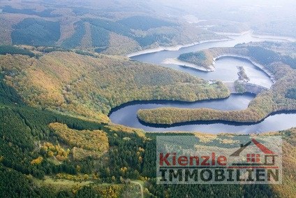 flach begrüntes Grundstück